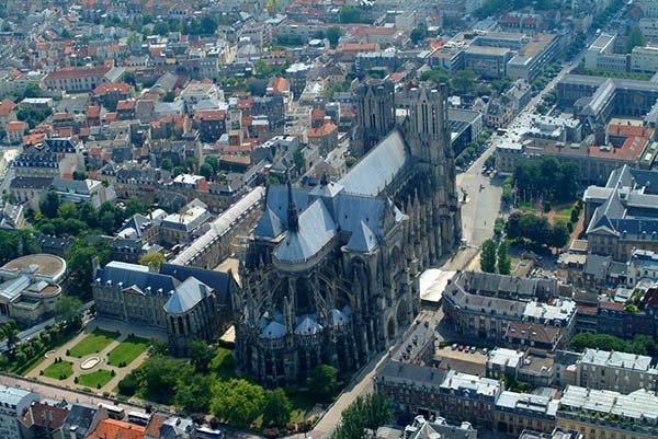  第 四天： 巴黎 - 兰斯 - 卢森堡（365 公里） 