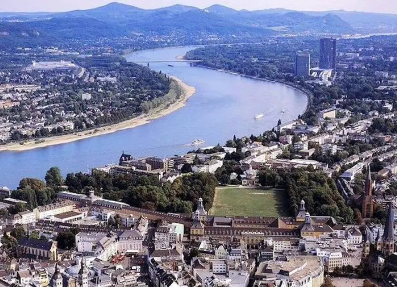 第六天： 法兰克福-波恩-科隆-阿姆斯特丹（370公里） 