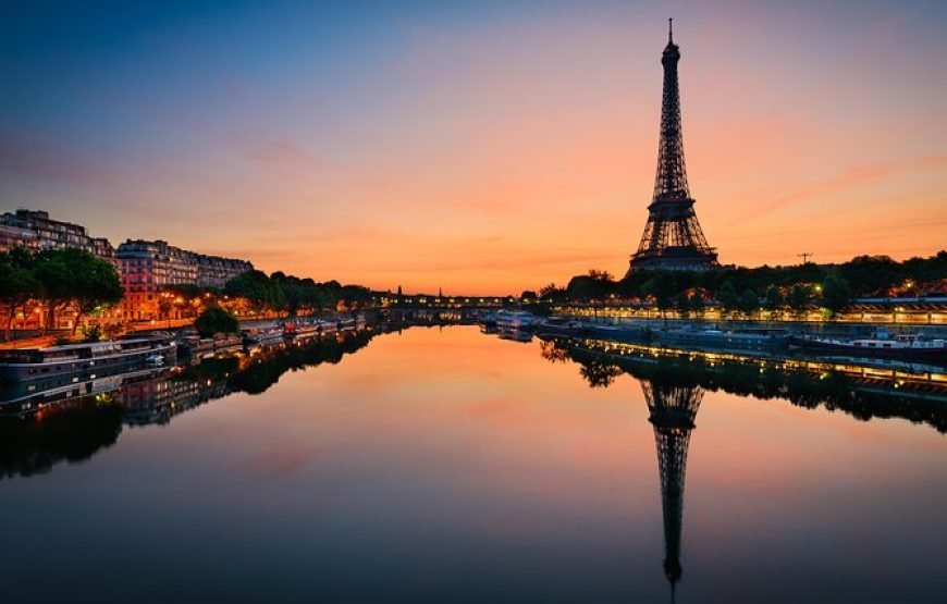 与主持人一起免排队进入埃菲尔铁塔二层