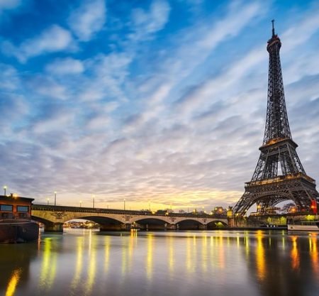 与主持人一起免排队进入埃菲尔铁塔二层