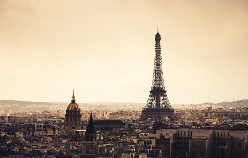 与主持人一起免排队进入埃菲尔铁塔二层